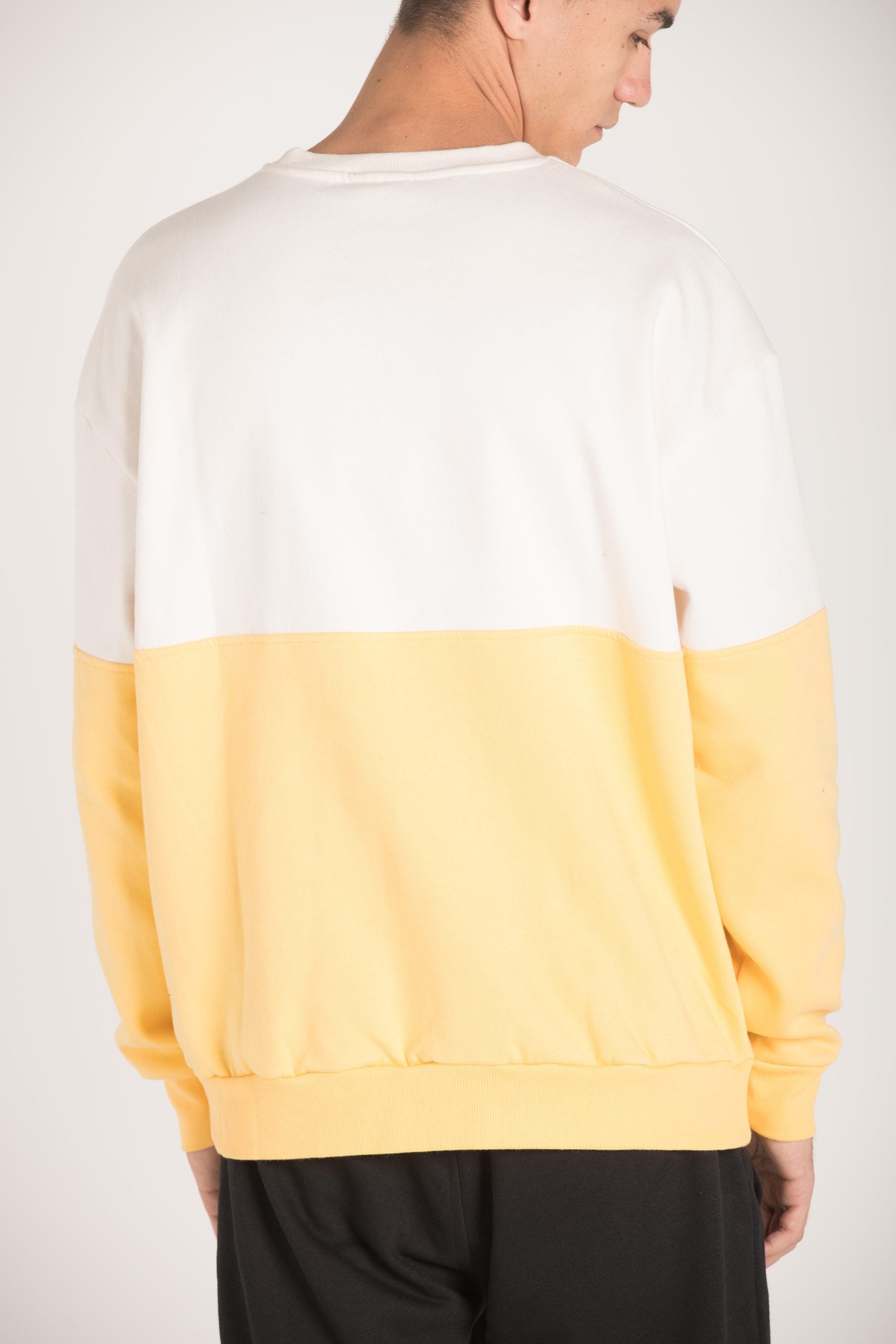 SWEATSHIRT CREWNECKWITH POCKET W23M005