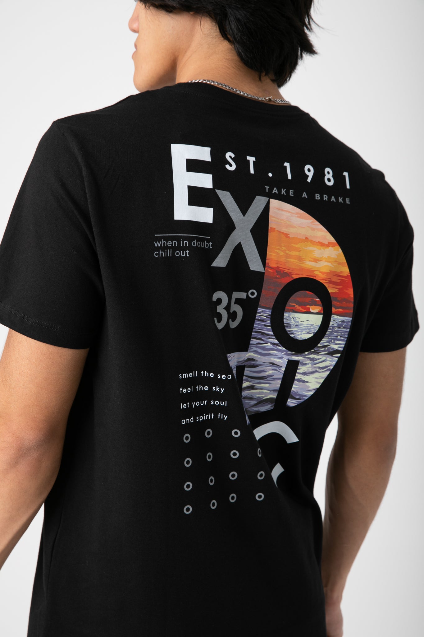 T-SHIRT BLACK BACK GRAPHIC S24M423
