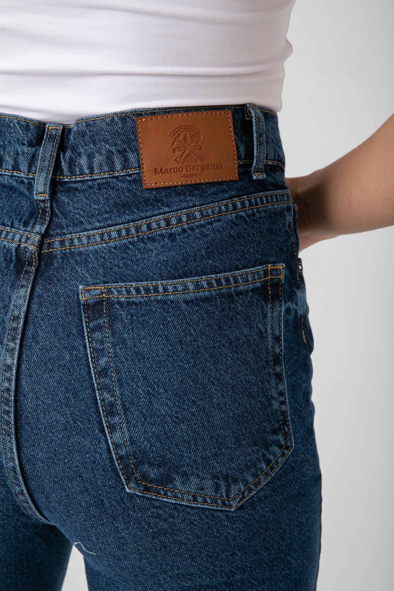 WOMEN JEANS MOM FIT